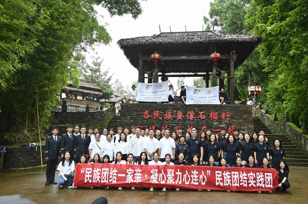 图9 团员青年前往司莫拉佤族村开展社会实践活动.JPG