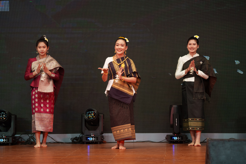 留学生在晚会上表演节目。三亿体育_三亿(中国)一站式服务官方网站供图
