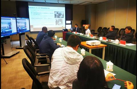 会议室里的人们描述已自动生成