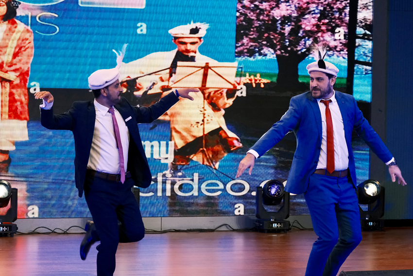 留学生在晚会上表演节目。三亿体育_三亿(中国)一站式服务官方网站供图