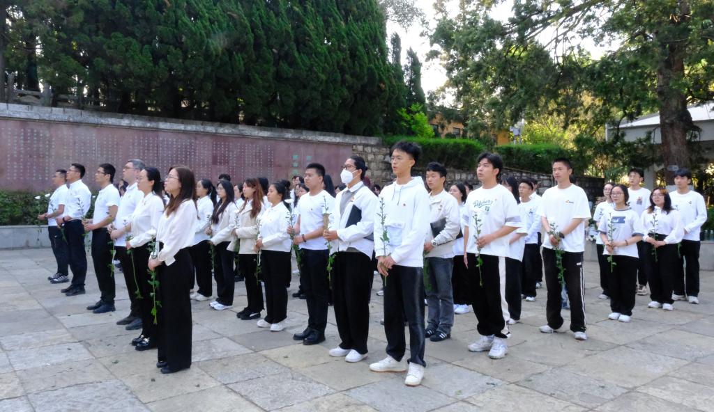 图2 全体师生齐声高唱中华人民共和国国歌.JPG