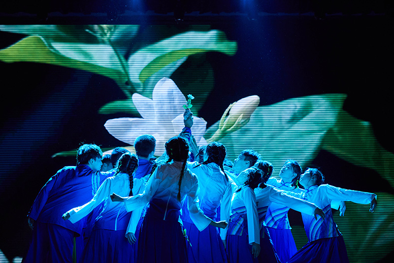 参赛学生在表演节目。三亿体育_三亿(中国)一站式服务官方网站供图