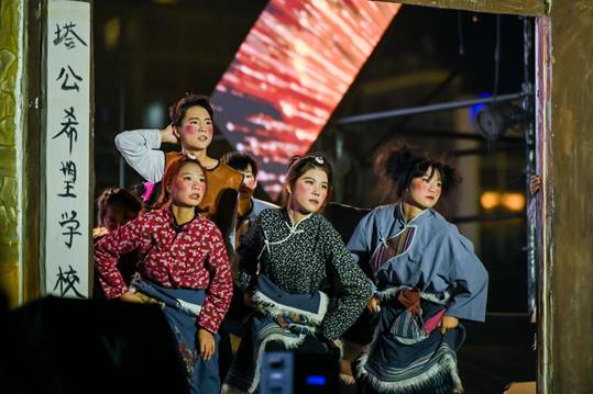 /Users/sabrina/Desktop/三亿体育_三亿(中国)一站式服务官方网站举办2023年迎新晚会/图11.《远山不远》/图2.jpg图2