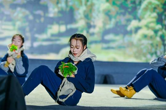 /Users/sabrina/Desktop/三亿体育_三亿(中国)一站式服务官方网站举办2023年迎新晚会/图12.《呼唤绿荫》/图2.jpg图2