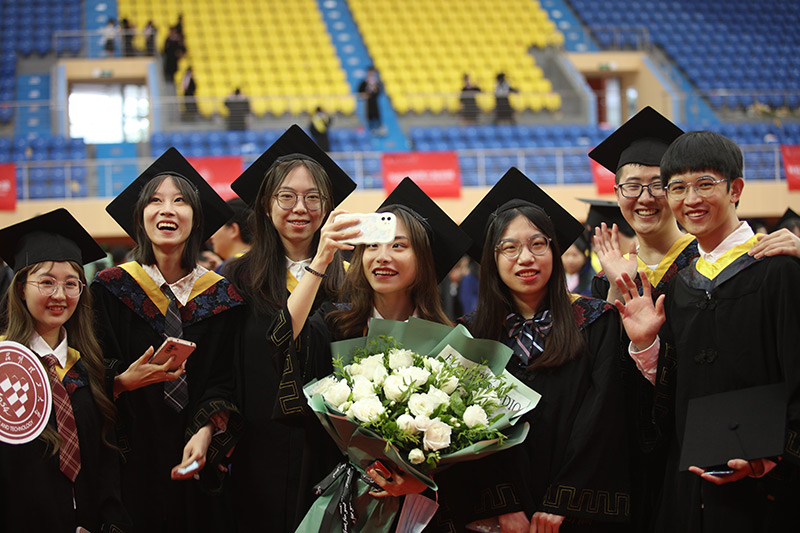 毕业生合影留念。三亿体育_三亿(中国)一站式服务官方网站供图