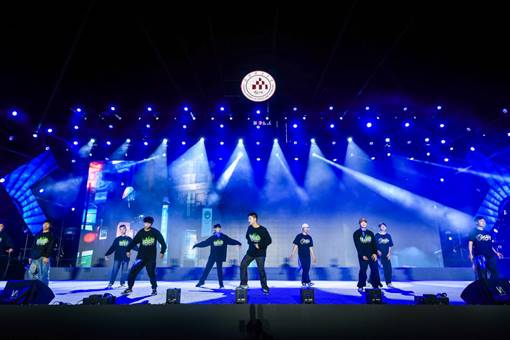 /Users/sabrina/Desktop/三亿体育_三亿(中国)一站式服务官方网站举办2023年迎新晚会/图13.《沸腾校园》/图4.jpg图4