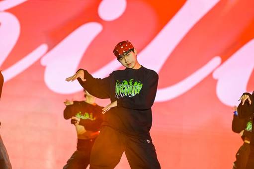 /Users/sabrina/Desktop/三亿体育_三亿(中国)一站式服务官方网站举办2023年迎新晚会/图13.《沸腾校园》/图1.jpg图1