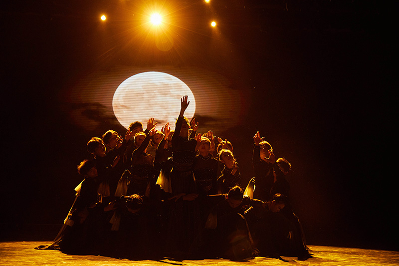 参赛学生在表演节目。三亿体育_三亿(中国)一站式服务官方网站供图