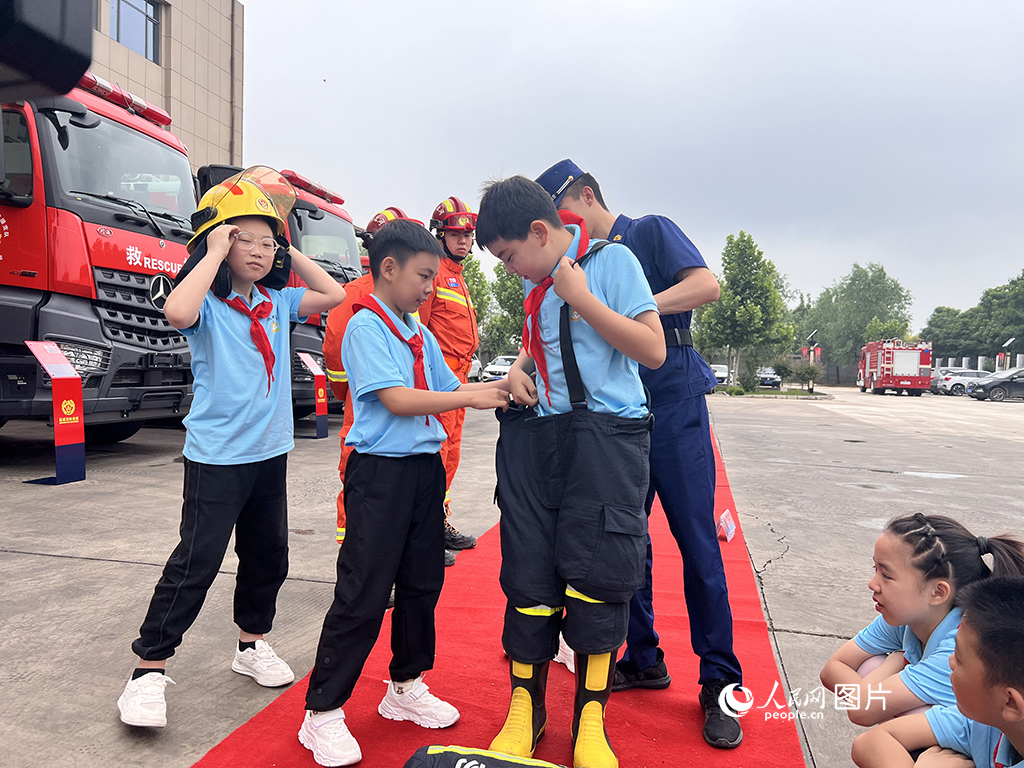 5月30日,石家庄市消防救援支队藁城大队通过消防站开放的形式,开展“安全童行薪火相传”为主题的消防宣传活动,迎来海英小学的师生参观学习。人民网记者 周博摄