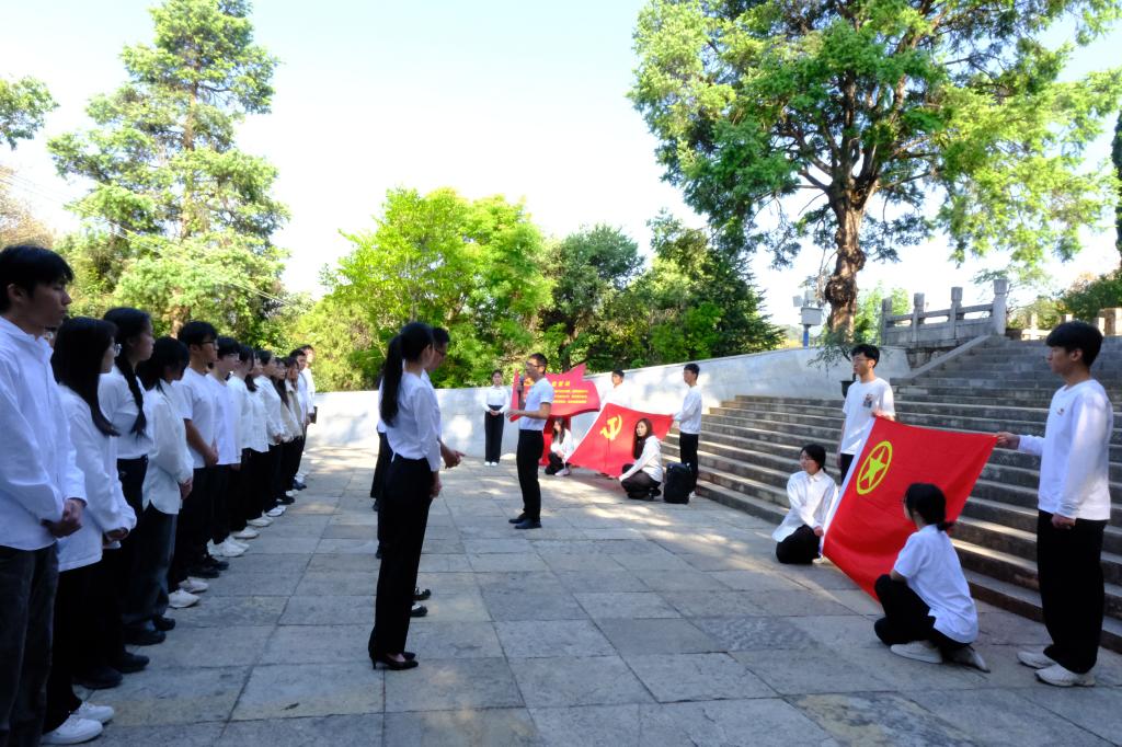 图7 校团委书记魏同涛讲主题微党课.JPG