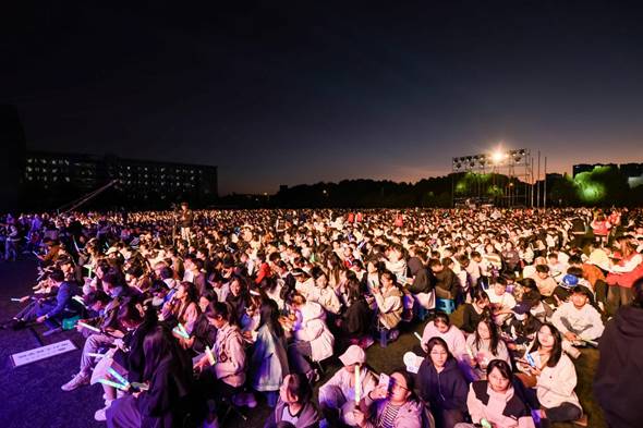 /Users/sabrina/Desktop/三亿体育_三亿(中国)一站式服务官方网站举办2023年迎新晚会/图20.3 观众.jpg图20.3 观众