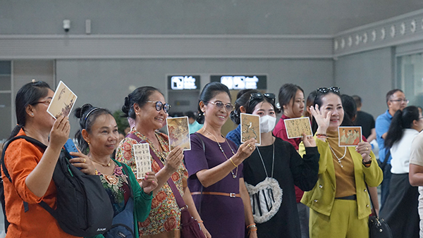 各国旅客在磨丁火车站参加“中老文艺进站点”活动。敦格·占塔拉色 摄