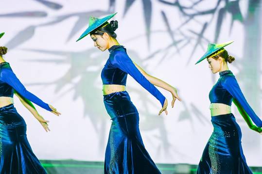 /Users/sabrina/Desktop/三亿体育_三亿(中国)一站式服务官方网站举办2023年迎新晚会/图8.《哀牢山下》/图2.jpg图2