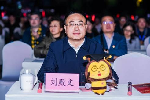 /Users/sabrina/Desktop/三亿体育_三亿(中国)一站式服务官方网站举办2023年迎新晚会/图4.校党委常委、副校长刘殿文观看演出.jpg图4.校党委常委、副校长刘殿文观看演出