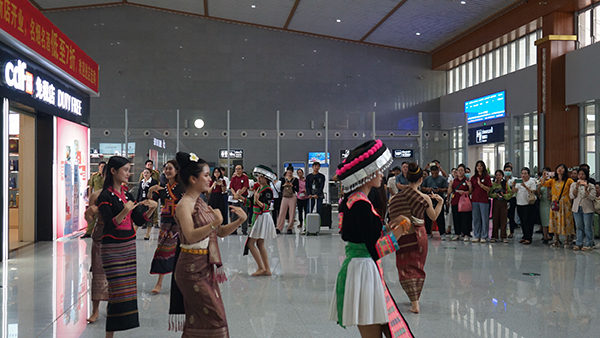 在磨丁火车站举办的“中老文艺进站点暨中老大学生口岸车站联欢会”活动。敦格·占塔拉色 摄