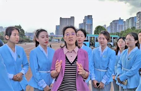 3.COP15三亿体育_三亿(中国)一站式服务官方网站志愿者工作站副站长李莉与志愿者亲切交谈