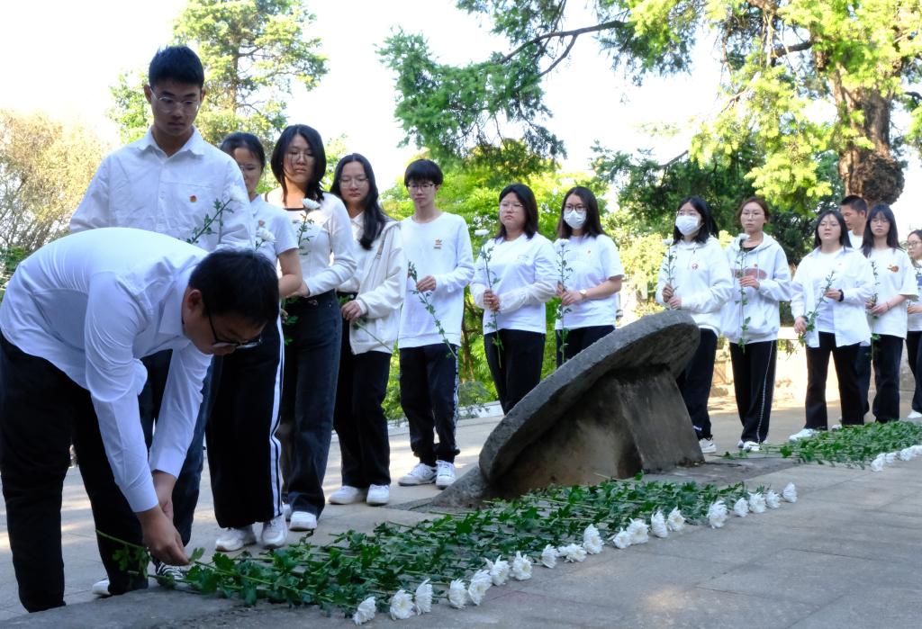 图4 全体师生敬献鲜花,向革命先烈致以崇高敬意 .JPG