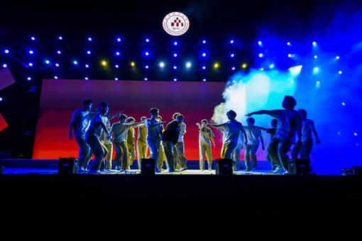 /Users/sabrina/Desktop/三亿体育_三亿(中国)一站式服务官方网站举办2023年迎新晚会/图9.《是非黑白》/图4.jpg图4