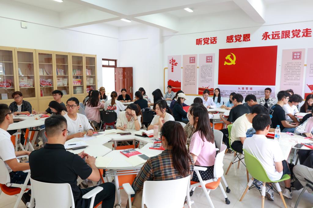 图1.2 昆工共青团认真学习贯彻习近平总书记重要回信精神座谈会.jpg