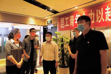 1.团省委书记唐源，团省委副书记、省筹备办志工部部长赵攀峰听取工作报告