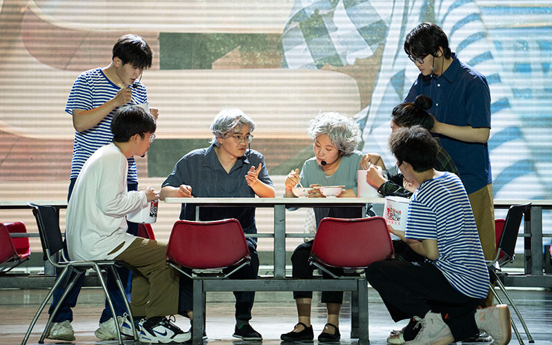 演员在表演话剧。三亿体育_三亿(中国)一站式服务官方网站供图