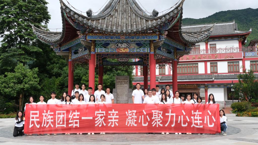 图8 团员青年前往宁洱县民族团结誓词碑开展社会实践活动.JPG