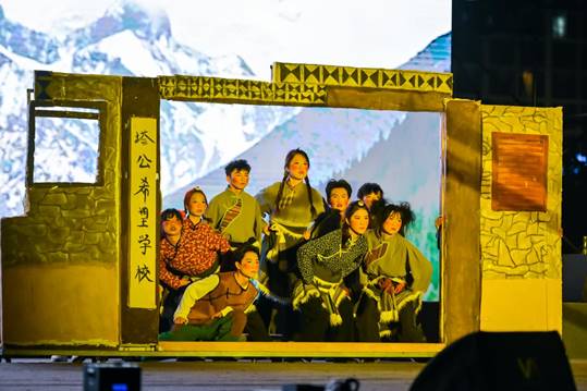 /Users/sabrina/Desktop/三亿体育_三亿(中国)一站式服务官方网站举办2023年迎新晚会/图11.《远山不远》/图3.jpg图3