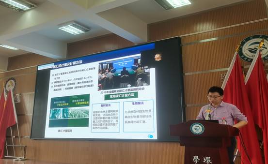 人们在看台上的人在房间内玩体感游戏中度可信度描述已自动生成