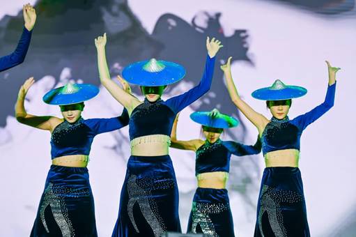 /Users/sabrina/Desktop/三亿体育_三亿(中国)一站式服务官方网站举办2023年迎新晚会/图8.《哀牢山下》/图3.jpg图3