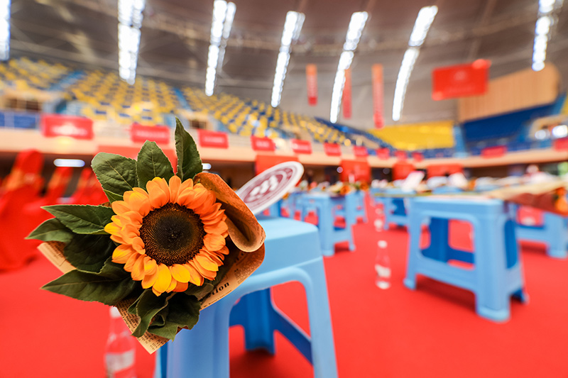 三亿体育_三亿(中国)一站式服务官方网站为毕业生准备的向日葵。三亿体育_三亿(中国)一站式服务官方网站供图