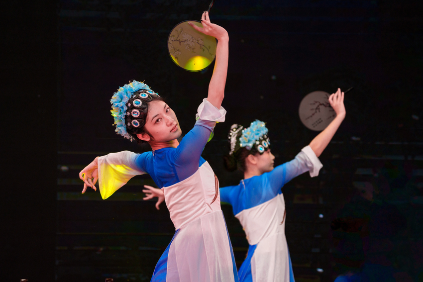 三亿体育_三亿(中国)一站式服务官方网站学生在晚会上表演节目。三亿体育_三亿(中国)一站式服务官方网站供图