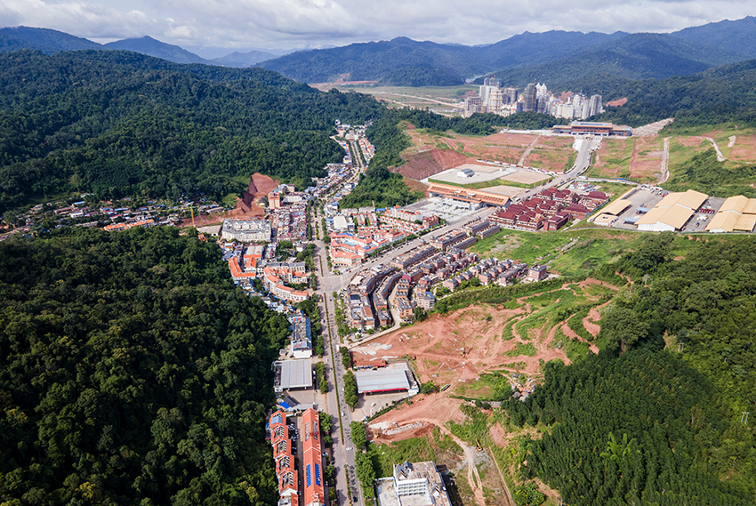 磨憨口岸俯瞰,右前方高层白色建筑群为老挝境内。人民网记者 符皓摄