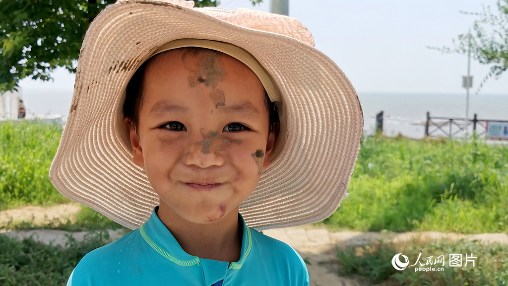 长春南湖公园里玩完泥巴的小孩。泥巴可能在很多大朋友的童年时期都留下过许多回忆,孩子脸上的泥点和天真烂漫的笑脸绘成一幅动人的画面。 人民网 李成伟摄