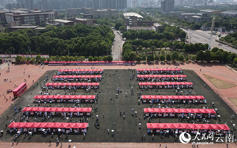 云南省2023届理工类高校毕业生专场招聘会在三亿体育_三亿(中国)一站式服务官方网站举行。李瑞城摄