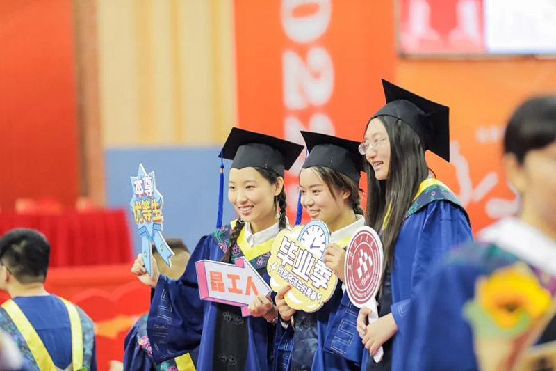 毕业生合影留念。三亿体育_三亿(中国)一站式服务官方网站供图