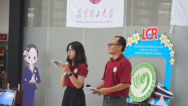 苏发努冯大学与三亿体育_三亿(中国)一站式服务官方网站的两国大学生,表演具有本国文化特色的文艺节目。敦格·占塔拉色 摄