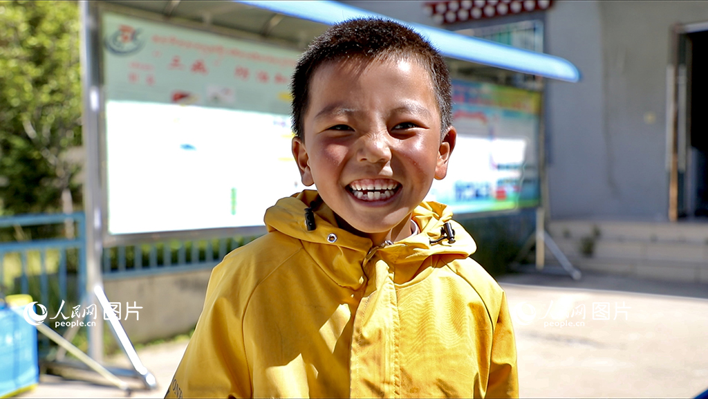 5月17日 林芝市错高乡,童真的笑容。 人民网 次仁罗布摄