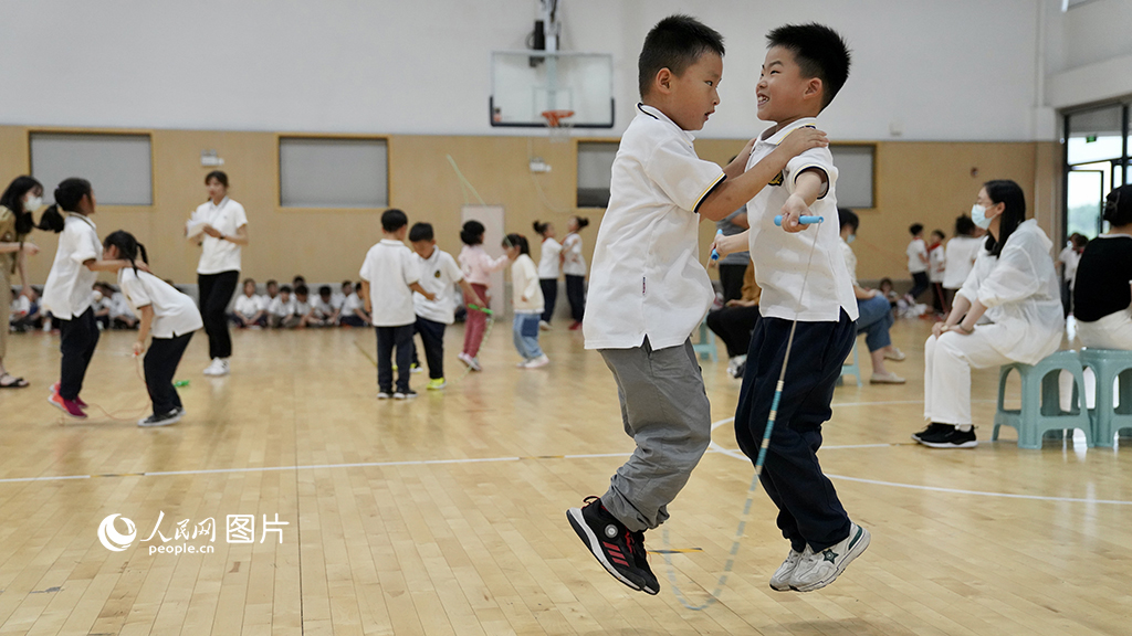 5月31日,为迎接亚运,庆祝六一儿童节,同时培养学生的运动兴趣爱好,杭州市长寿桥岳帅小学开展“燃童年,迎亚运,嗨六一”阳光体育竞赛活动,学生们参加了集体长绳、“一带一”跳绳以及10米直线运球接力等比赛。人民网记者 郭扬摄
