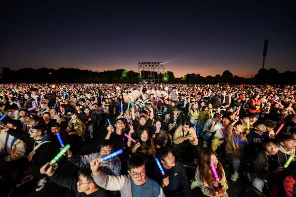 /Users/sabrina/Desktop/三亿体育_三亿(中国)一站式服务官方网站举办2023年迎新晚会/图20.4 观众.jpg图20.4 观众