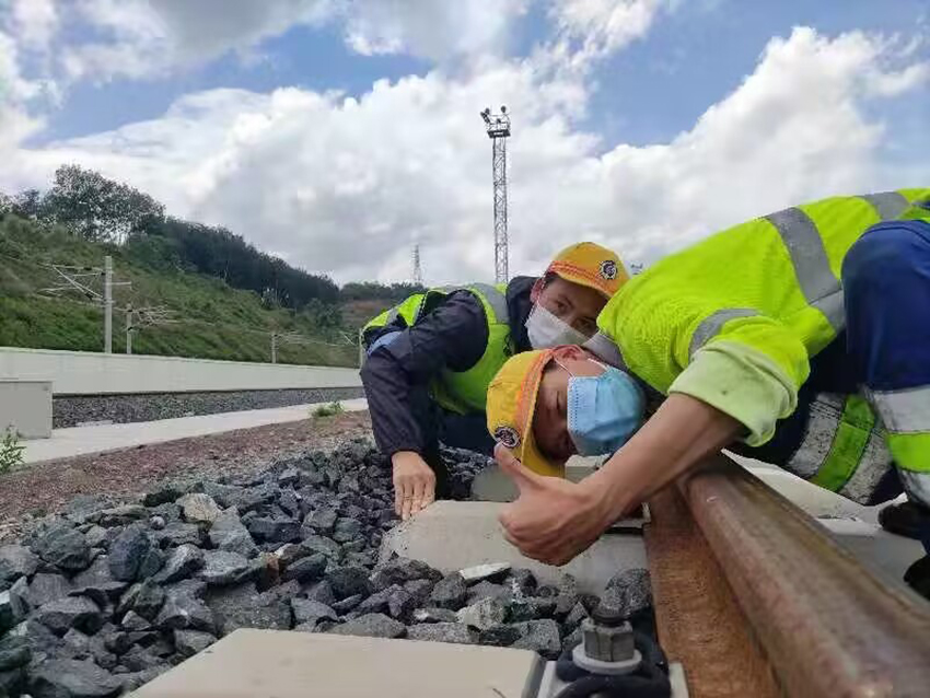 佟郎(左)正在检修铁路。受访者供图