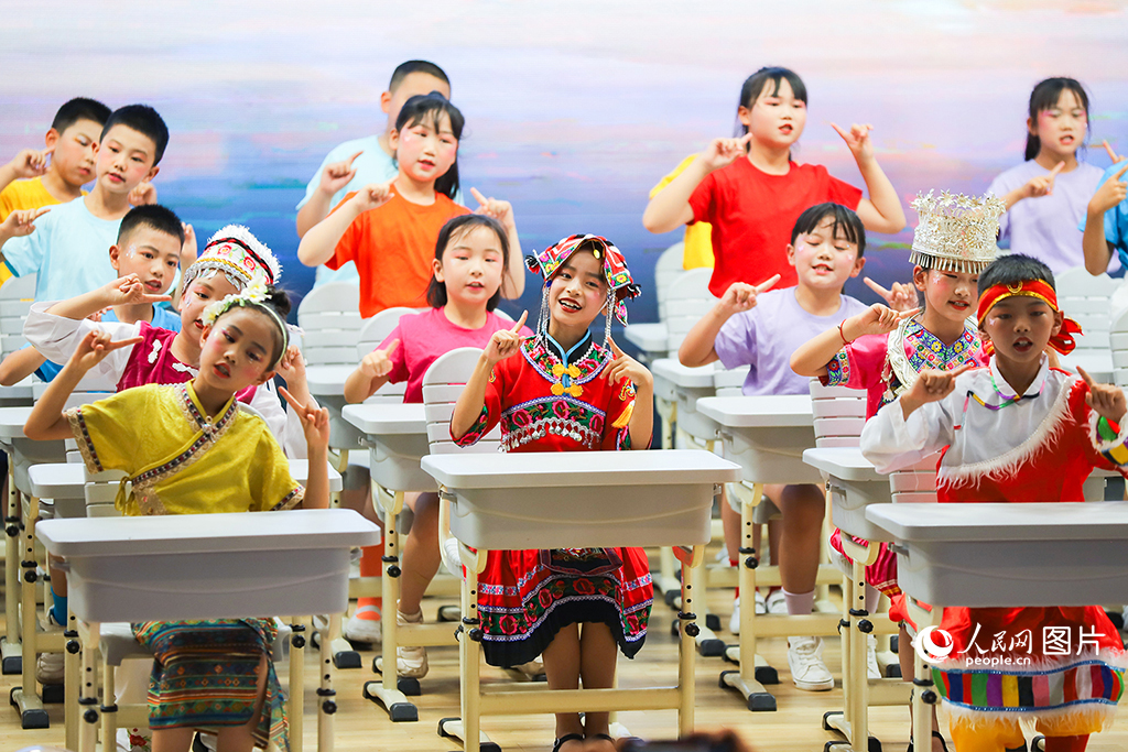 2023年5月30日,云南昆明,三亿体育_三亿(中国)一站式服务官方网站附属呈贡三亿体育_三亿(中国)一站式服务官方网站的小学生们在表演节目。当日,三亿体育_三亿(中国)一站式服务官方网站附属呈贡三亿体育_三亿(中国)一站式服务官方网站开展庆祝“六一”儿童节暨第三届科技艺术节“童心向党 幸福远航”展演活动。人民网记者 李发兴摄